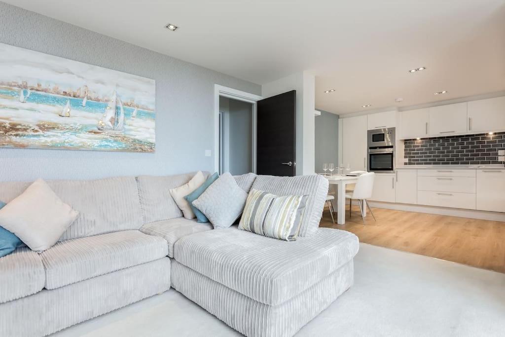 Stunning 2 Bed Apartment, Fabulous Sea View & 2 Minutes To Beach With Parking Bournemouth Luaran gambar