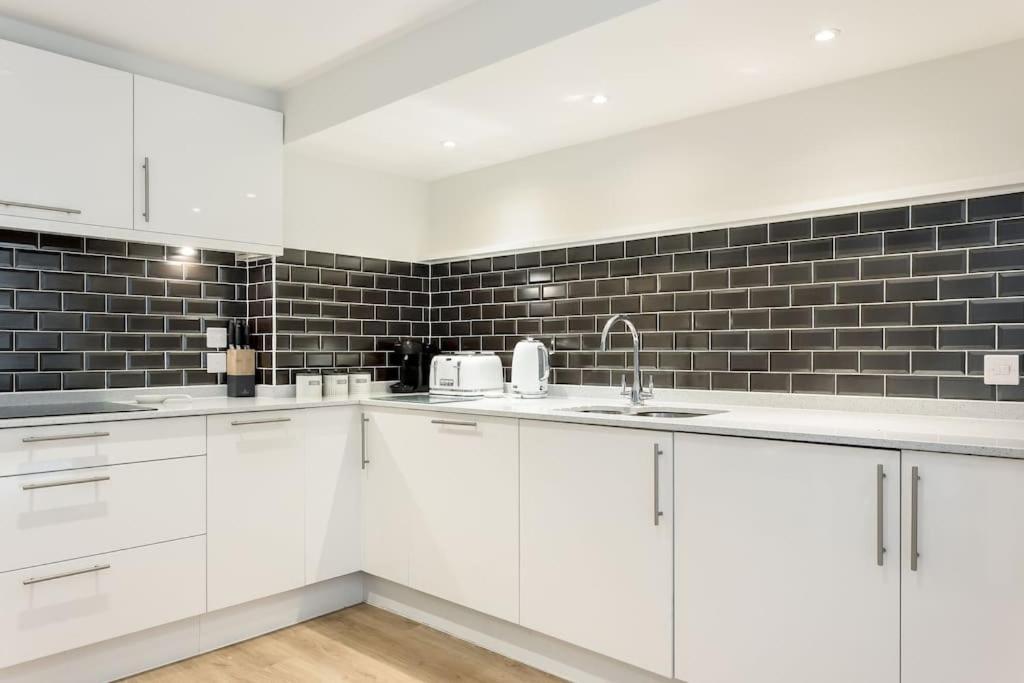 Stunning 2 Bed Apartment, Fabulous Sea View & 2 Minutes To Beach With Parking Bournemouth Luaran gambar