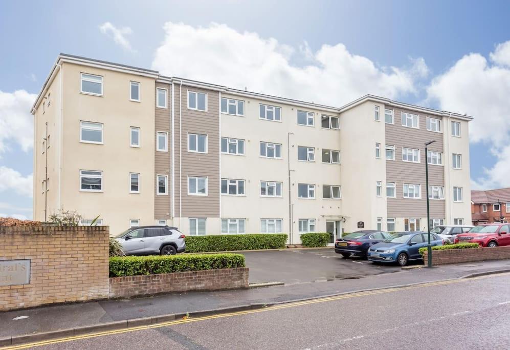 Stunning 2 Bed Apartment, Fabulous Sea View & 2 Minutes To Beach With Parking Bournemouth Luaran gambar