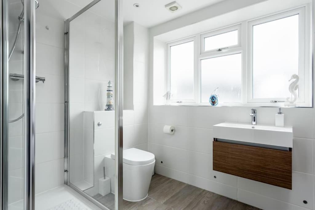 Stunning 2 Bed Apartment, Fabulous Sea View & 2 Minutes To Beach With Parking Bournemouth Luaran gambar