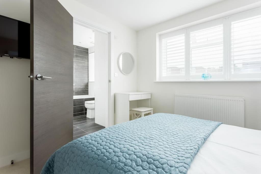 Stunning 2 Bed Apartment, Fabulous Sea View & 2 Minutes To Beach With Parking Bournemouth Luaran gambar
