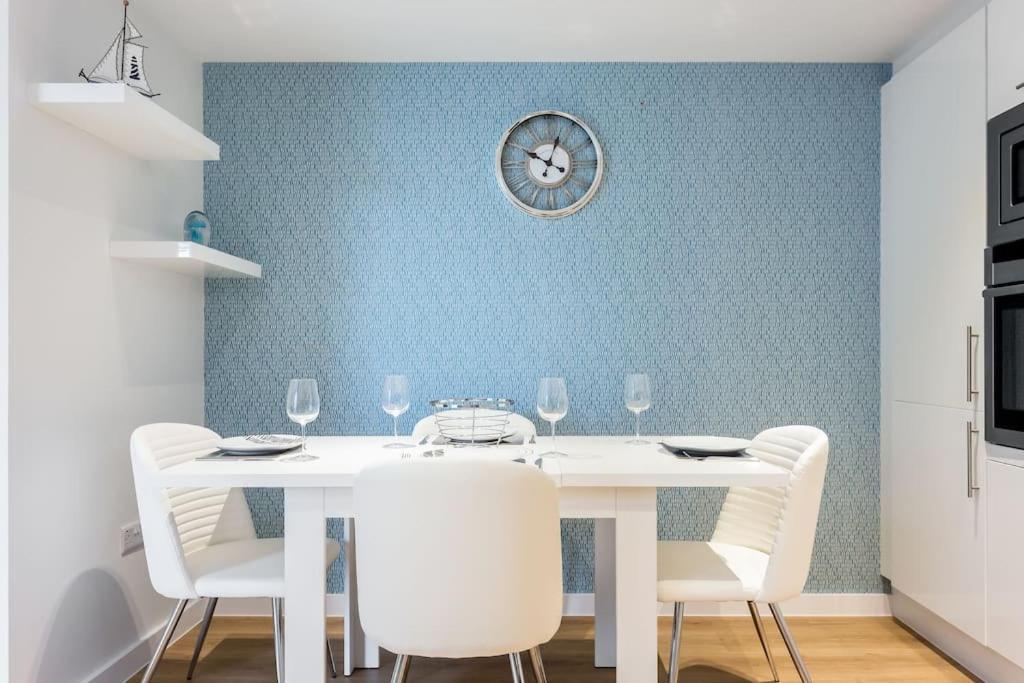 Stunning 2 Bed Apartment, Fabulous Sea View & 2 Minutes To Beach With Parking Bournemouth Luaran gambar