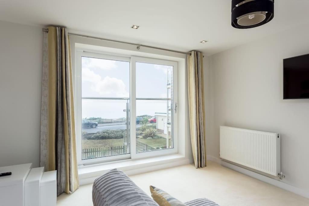 Stunning 2 Bed Apartment, Fabulous Sea View & 2 Minutes To Beach With Parking Bournemouth Luaran gambar